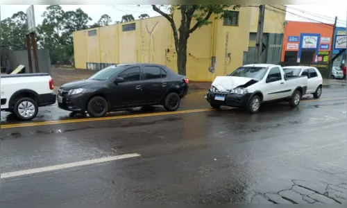 
						
							Acidente envolvendo três carros deixa mulher ferida em Apucarana
						
						