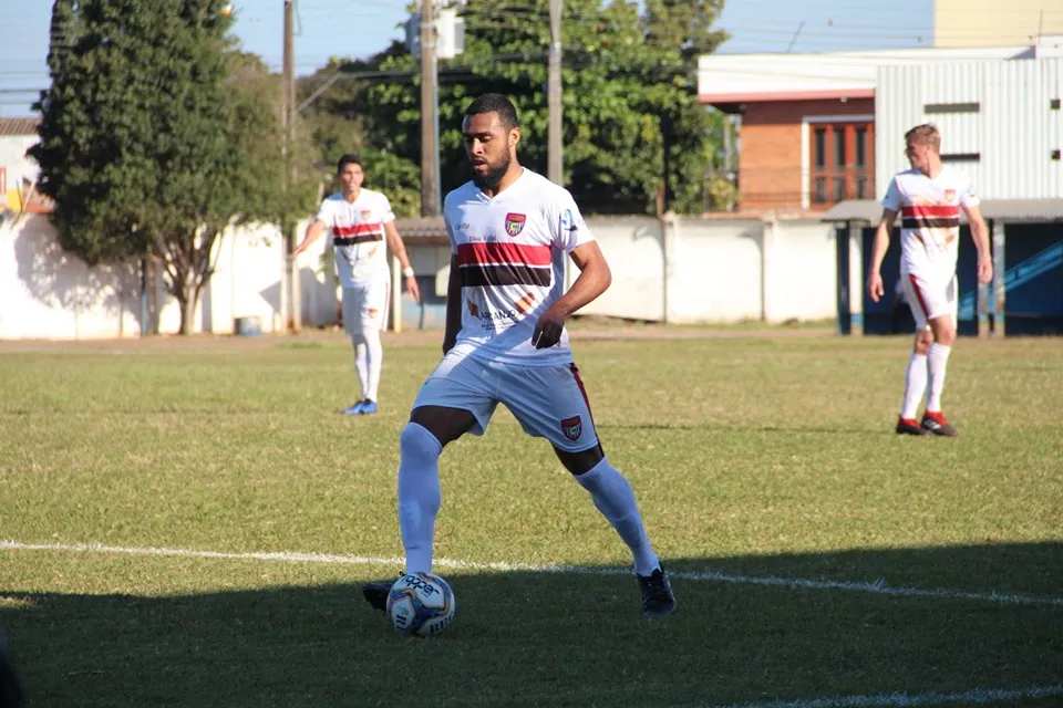 O jogador Cayque pode reaparecer no setor defensivo do Apucarana Sports - Foto: Apucarana Sports/Divulgação