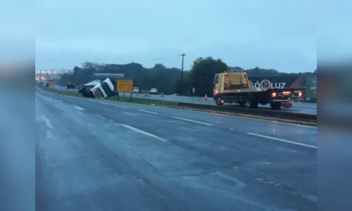 
							Caminhão tomba na BR-369 em Arapongas 
						
						