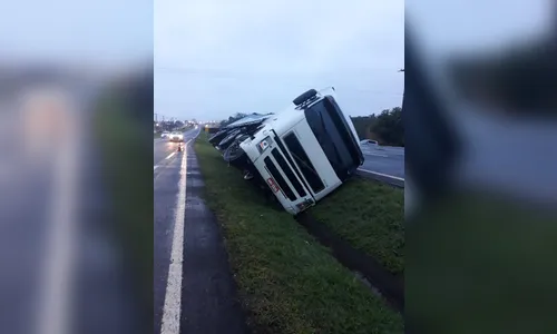Caminhão tomba na BR-369 em Arapongas 