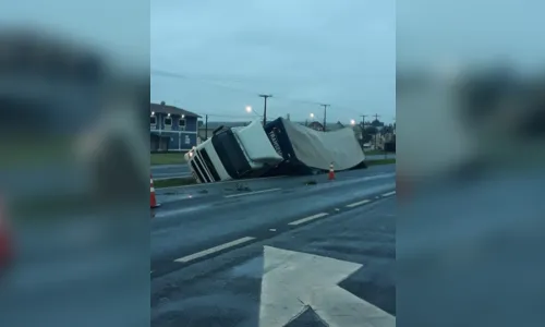 
							Caminhão tomba na BR-369 em Arapongas 
						
						