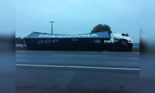 
							Caminhão tomba na BR-369 em Arapongas 
						
						