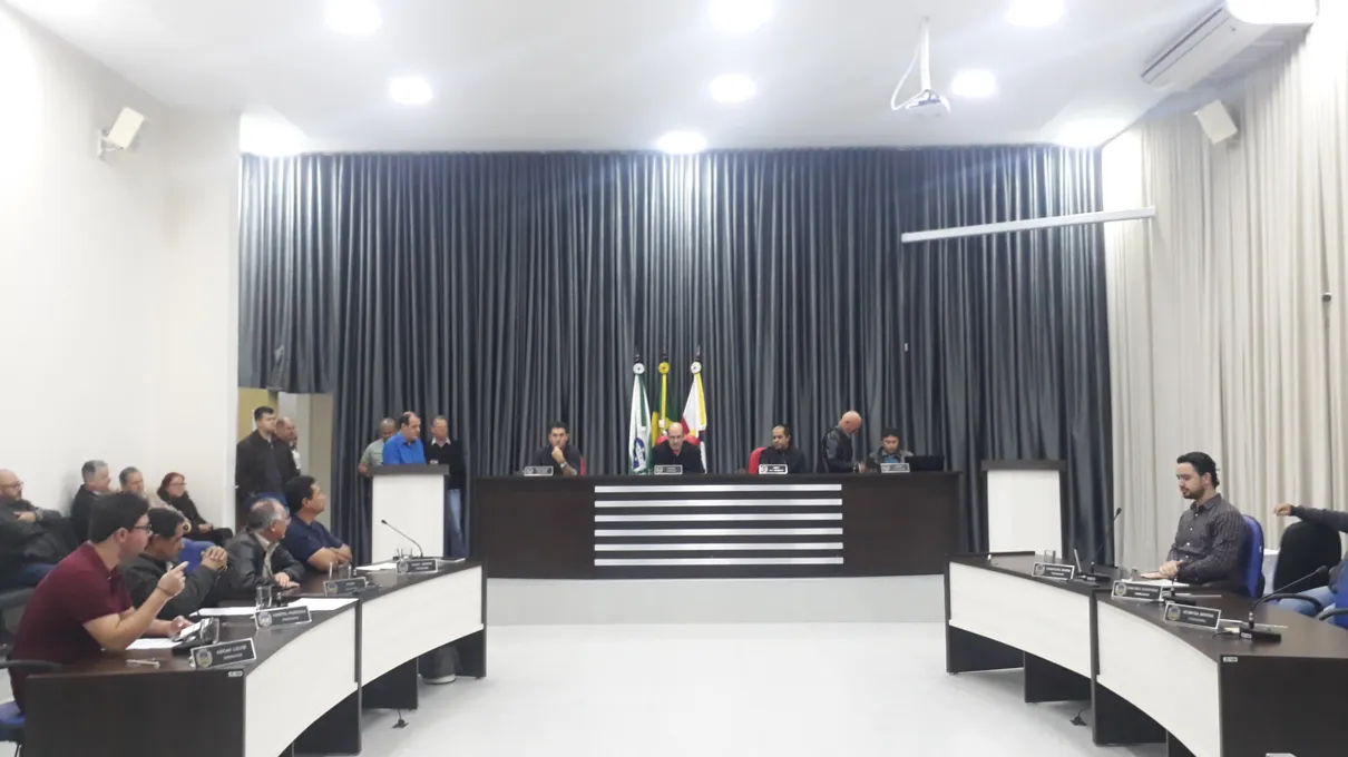 Sessão extraordinária da Câmara de Apucarana