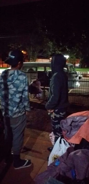 Moradores de rua que estavam passando frio em Rolândia são levados para abrigo
