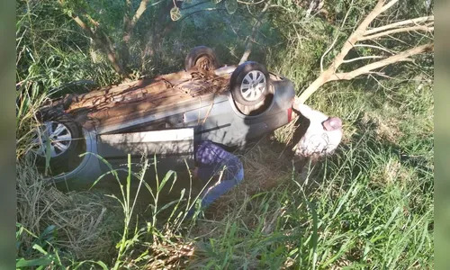 Professora capota carro na PR-272 em Cruzmaltina 