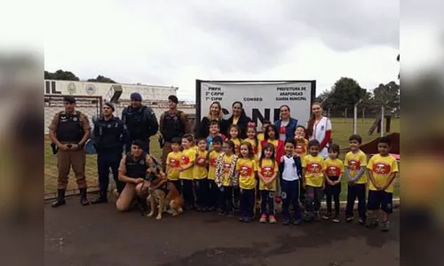 Alunos visitam canil da PM e usina de reciclagem em Arapongas 