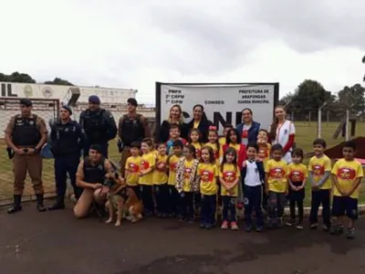 Alunos visitam canil da PM e usina de reciclagem em Arapongas 