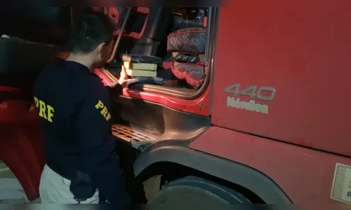 
							PRF apreende 250 quilos de drogas em Maringá
						
						