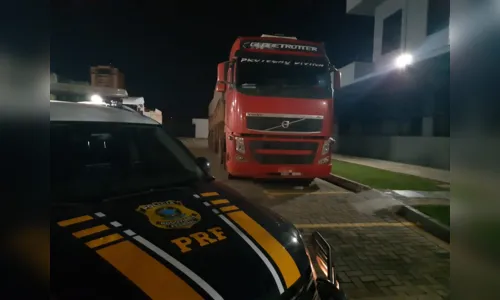
							PRF apreende 250 quilos de drogas em Maringá
						
						