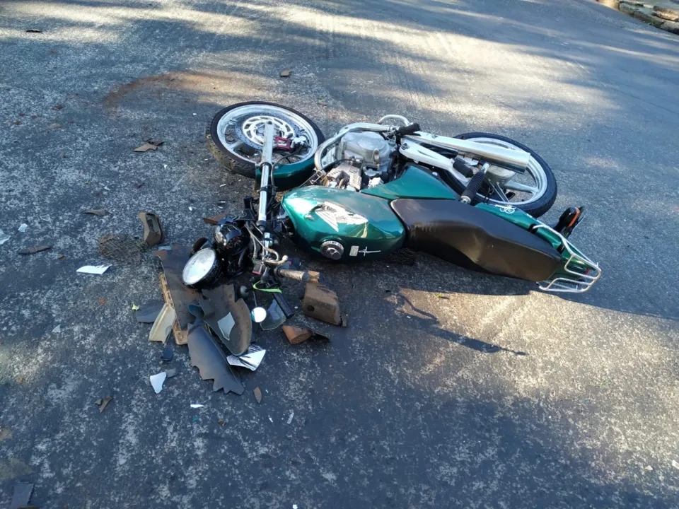 Acidente envolvendo carro e moto é registrado nesta manhã em Apucarana