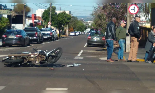 Acidente no centro de Arapongas deixa mulher ferida 