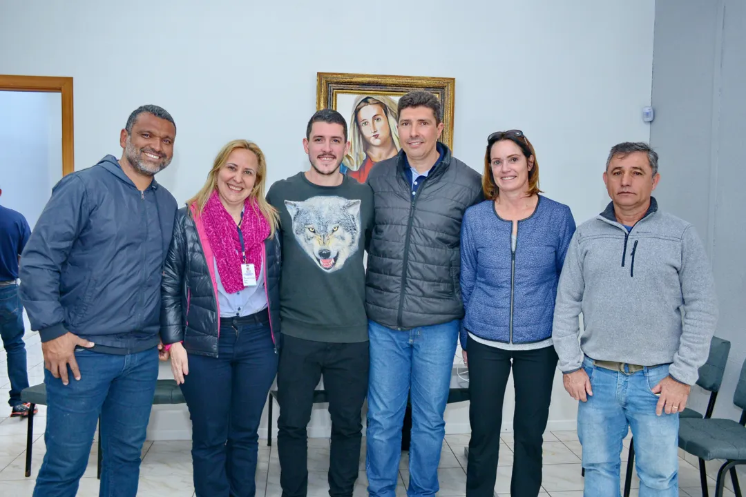 Levi Xavier, treinador de handebol, Cristiane Pablos Rossetti, chefe do NRE, o atleta Arthur Pereira, Robson Desidera, técnico pedagógico de Educação Física e Esportes do núcleo, Márcia Tomadon, coordenadora geral dos Jogos Escolares do Paraná e o assessor Gilberto Prestes  |  Foto: Sérgio Rodrigo