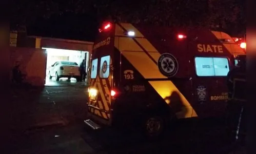 Motorista bate contra mureta dentro de garagem e acerta a própria filha