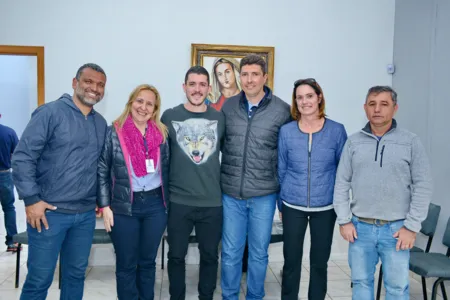 Levi Xavier, treinador de handebol, Cristiane Pablos Rossetti, chefe do NRE, o atleta Arthur Pereira, Robson Desidera, técnico pedagógico de Educação Física e Esportes do núcleo, Márcia Tomadon, coordenadora geral dos Jogos Escolares do Paraná e o assessor Gilberto Prestes  |  Foto: Sérgio Rodrigo