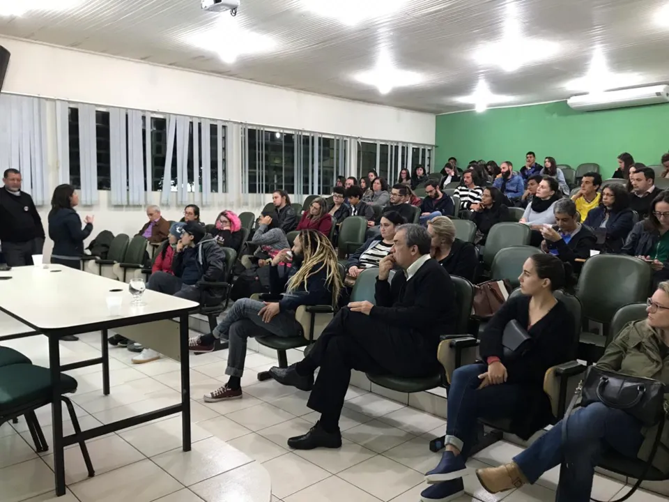 Aula pública explicou sobre o movimento de greve, na quarta-feira (11), na Unespar Apucarana. Foto: Cindy Santos