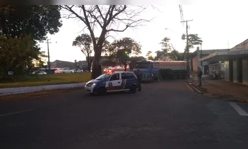 Trânsito fica complicado na entrada da Vila Nova por causa de caminhão quebrado