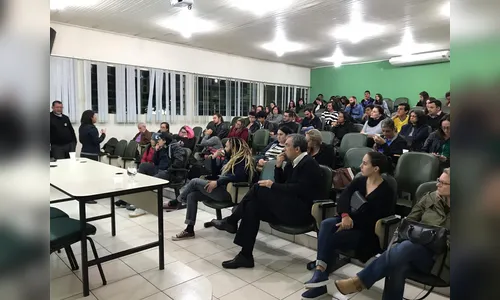 Professores realizam aula pública sobre a greve na Unespar, em Apucarana