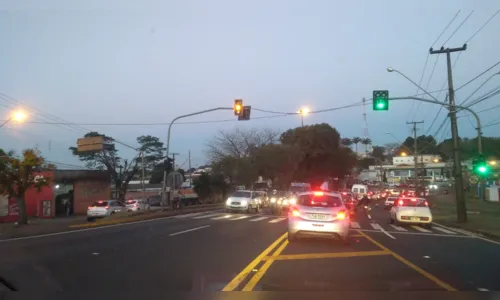 
							Trânsito fica complicado na entrada da Vila Nova por causa de caminhão quebrado
						
						