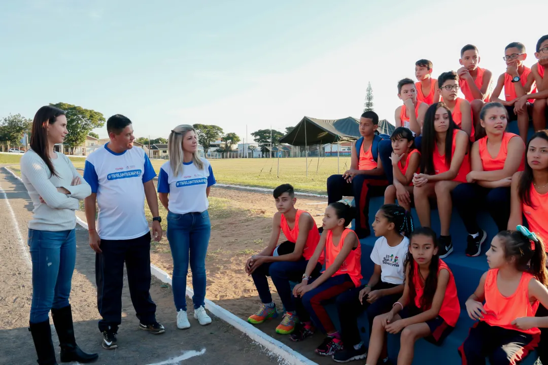 Maurren Maggi conversa com os alunos da Escolinha de Atletismo de Apucarana no Lagoão - Foto: Divulgação