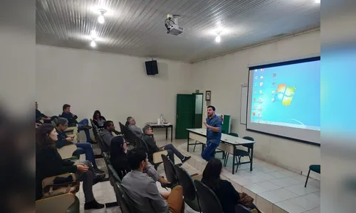 Deputado Arilson Chiorato conversa com grevistas na Unespar, em Apucarana
