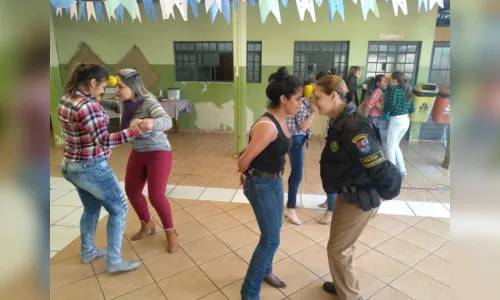 
							PM de Apucarana participa de festa junina com adolescentes 
						
						