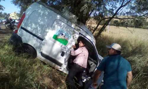 
							Mulher morre após bater furgão contra árvore, em Jardim Alegre
						
						