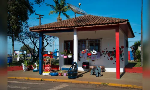 Mãos que transformam pneus em arte 