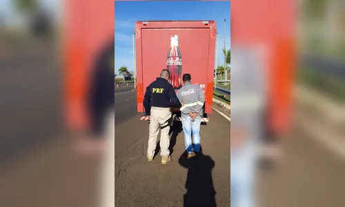 PRF apreende caminhão carregado com cigarros contrabandeados em Ibiporã