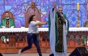 Padre Marcelo Rossi cai do palco após ser empurrado durante missa