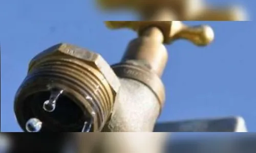 Queda de poste causa falta de água e energia elétrica, em Apucarana