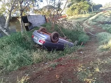 Motorista perde o controle e cai nas obras do Lago Saracura em Faxinal