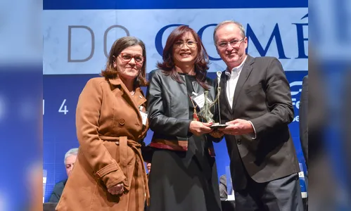 Apucaranense vencedora do Troféu Guerreiro do Comércio dedica prêmio ao pai