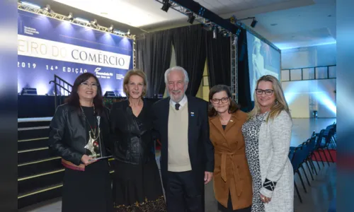 
							Apucaranense vencedora do Troféu Guerreiro do Comércio dedica prêmio ao pai
						
						