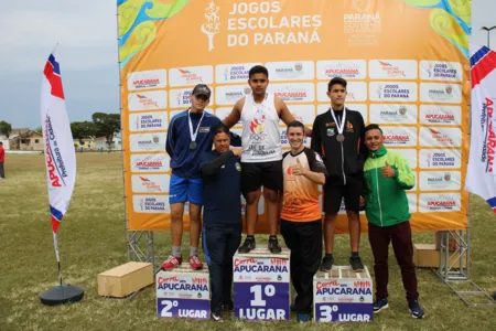 O aluno Paulo Henrique Oliveira (ao centro), com os professores Grilo e Pedro no Complexo Esportivo Lagoão - Foto: Luis Felipe Sanzovo