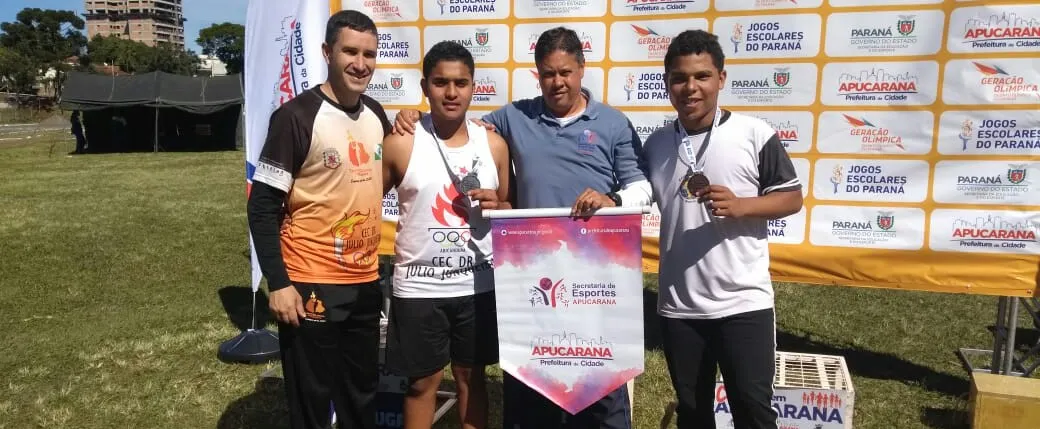 Os professores Pedro e Grilo com os alunos Paulo Henrique e Samuel Augusto na solenidade de premiação dos JEP´s - Foto: Divulgação