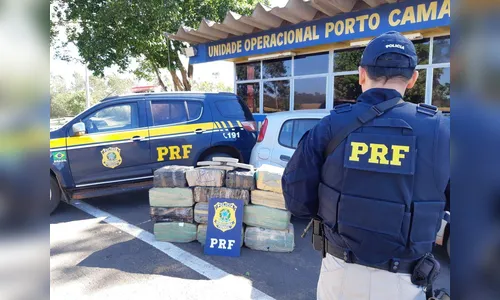 PRF apreende 320 quilos de maconha e recupera carro roubado no oeste