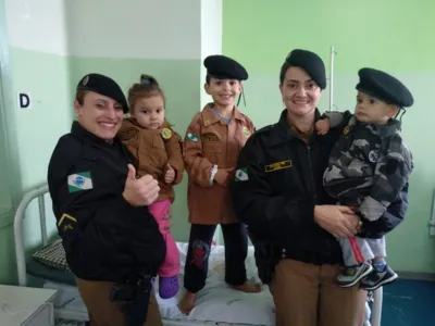 Polícia Militar de Apucarana visita pacientes do Hospital Materno Infantil