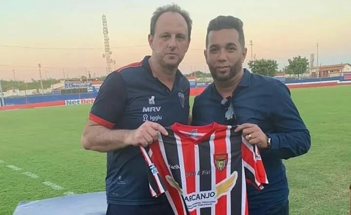 O treinador Rogério Ceni, do Fortaleza, com o presidente Douglas Rodrigues de Lima, do Apucarana: ex-goleiro ganhou uma camisa do Dragão do Norte - Foto: Divulgação