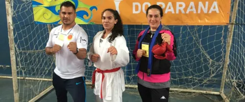 A apucaranense Júlia, com os pais Jeferson e Eliane, foi bicampeã dos JEP´s na modalidade de karatê - Foto: Divulgação