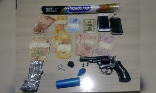 Quatro homens são presos suspeitos de tráfico de drogas 