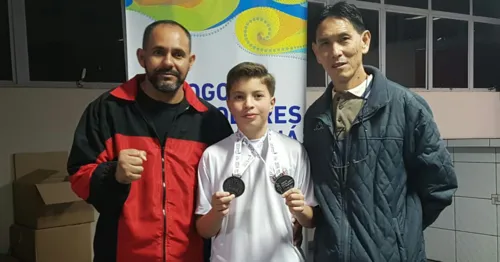 Os professores Gerson da Costa e Edmar Tasaca, com o medalhista Eduardo Andrade. Foto: arquivo pessoal