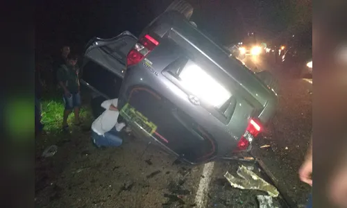 Colisão entre ônibus de turismo e carro deixa um morto na PR-466