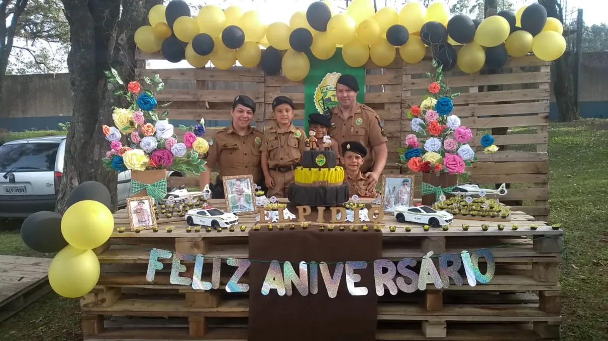 PM de Apucarana faz surpresa para garoto e participa de aniversário