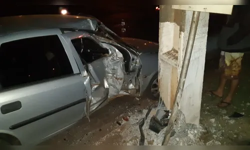 Motorista perde o controle da direção e bate em poste na BR-369 