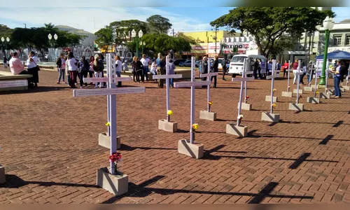 Cruzes são expostas para alertar sobre casos de feminicídios