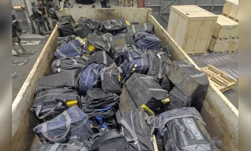 
							Bope apreende 3,3 toneladas de cocaína em Guaratuba
						
						