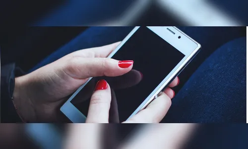 Neta corre atrás de ladrão e recupera celular roubado da avó