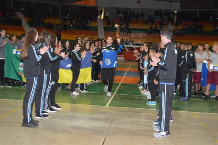 Arthur Pereira, mais nova contratação do handebol espanhol, acendeu a pira dos Jogos da Juventude do Paraná - Foto: Valdir Amaral/Divulgação