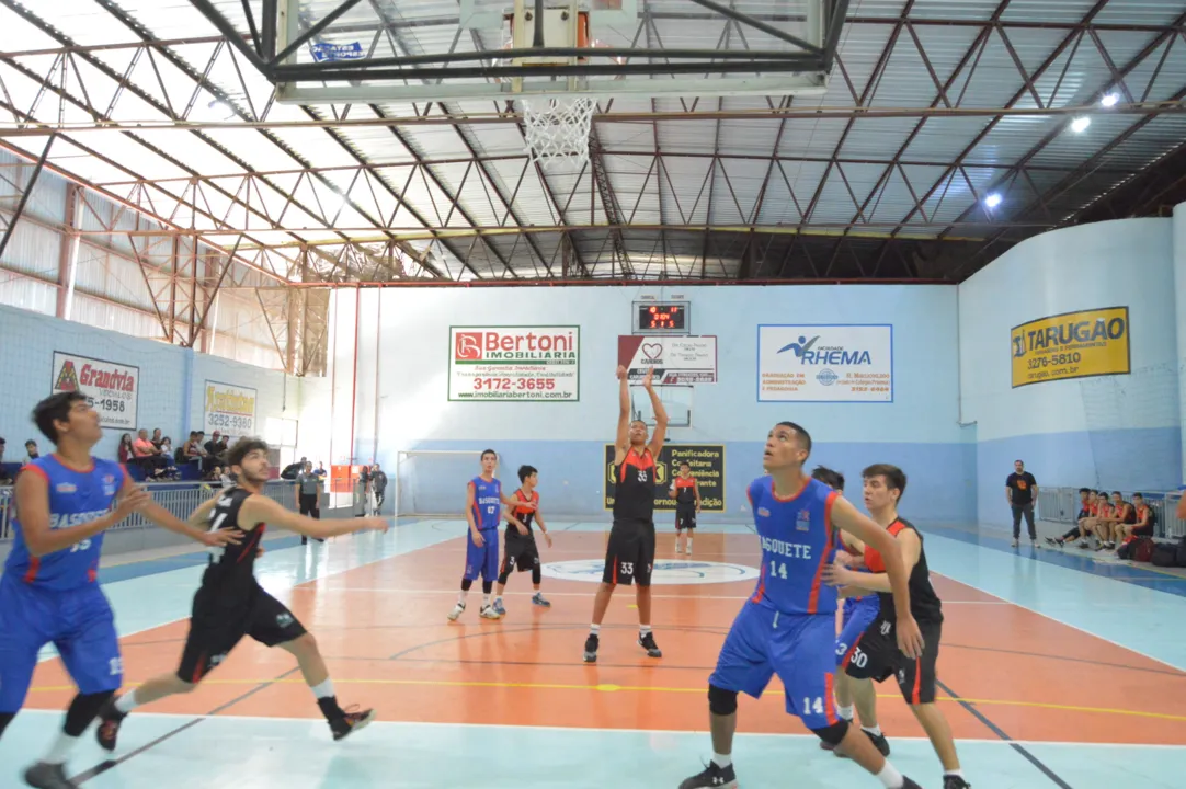 O basquetebol dos JOJUP´s vem acontecendo no ginásio do Clube Comercial - Foto: Divulgação