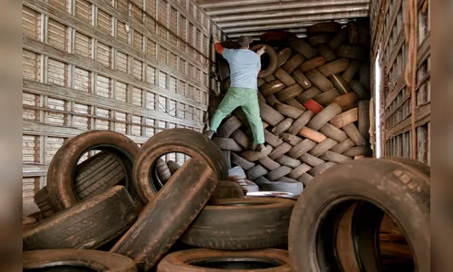 Caminhão com 2 mil pneus segue para destinação final